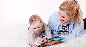 barn läser med mamma
